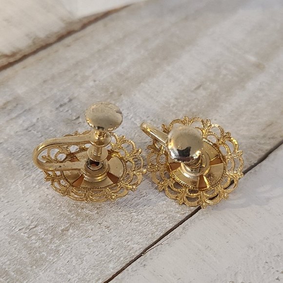 Vintage Carved Cameo Earrings Gold Tone Screw Back - Picture 8 of 8